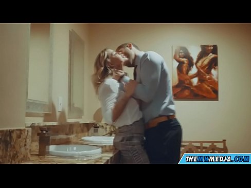 ❤️ Meta blonda busty seduces f'kamra tal-banju pubbliku ❤❌ Porn biss f'mt.friendmap.top ❤